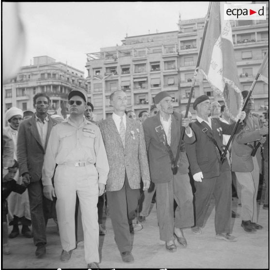 La foule pendant la communication du message du général de Gaulle par Léon Delbecque à Alger. [Description en cours]