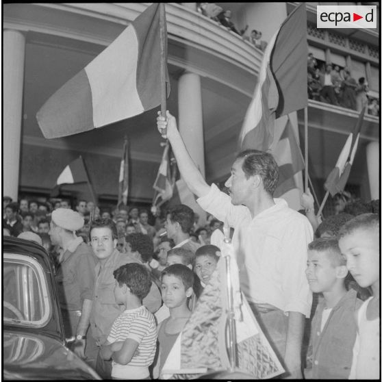 La foule pendant la communication du message du général de Gaulle par Léon Delbecque à Alger. [Description en cours]