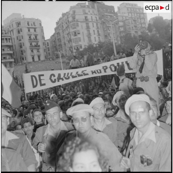 La foule pendant la communication du message du général de Gaulle par Léon Delbecque à Alger. [Description en cours]