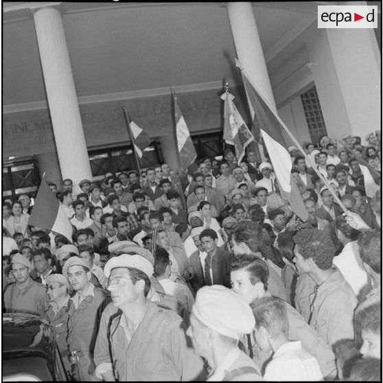 La foule pendant la communication du message du général de Gaulle par Léon Delbecque à Alger. [Description en cours]