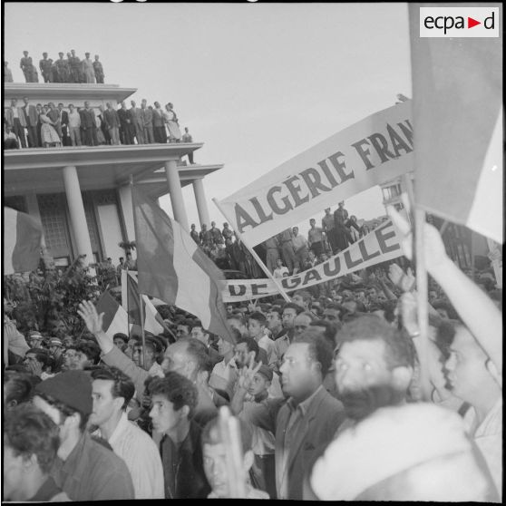 La foule pendant la communication du message du général de Gaulle par Léon Delbecque à Alger. [Description en cours]