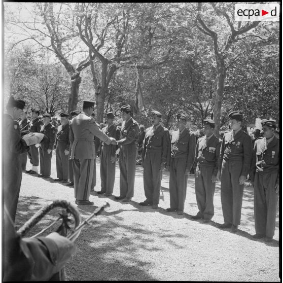 Cérémonie militaire dans la région de Constantine. [Description en cours]