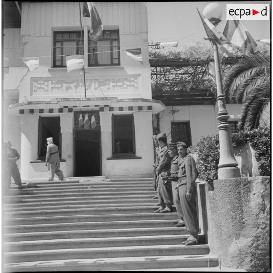 Cérémonie militaire dans la région de Constantine. [Description en cours]