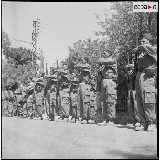 Cérémonie militaire dans la région de Constantine. [Description en cours]