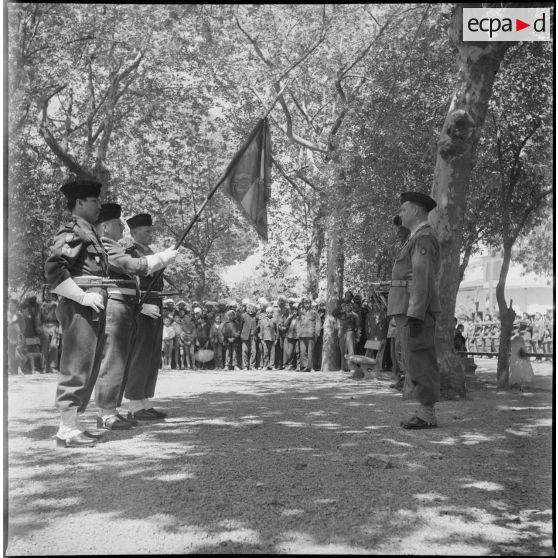 Cérémonie militaire dans la région de Constantine. [Description en cours]