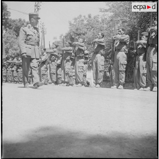 Cérémonie militaire dans la région de Constantine. [Description en cours]