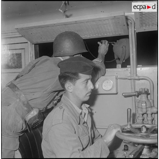 Coopération de cheminots et de militaires. [Description en cours]