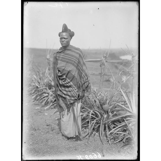 Tibati. Type de femme de race Boum. [légende d'origine]