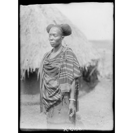 Tibati. Type de femme de race Boum (coiffure). [légende d'origine]