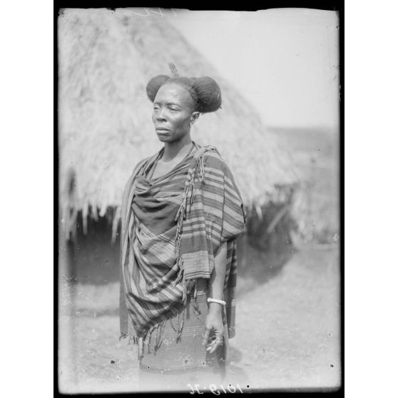 Tibati. Type de femme de race Boum (coiffure). [légende d'origine]