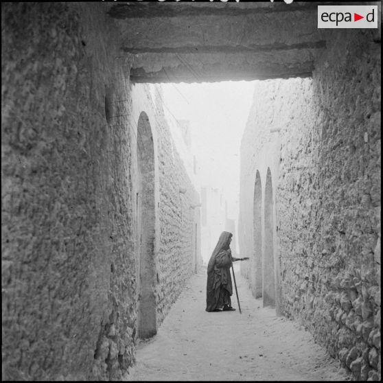 Ouargla. Une femme dans la rue.