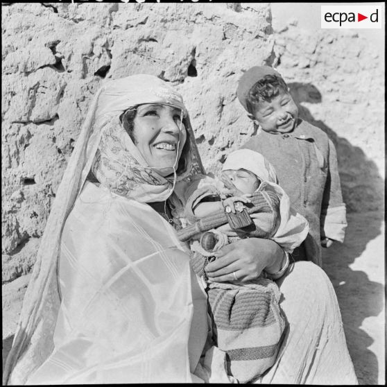 Ouargla. Portrait d'une femme avec ses enfants.