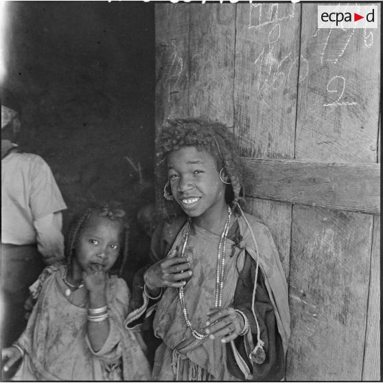 Ouargla. Portrait d'une jeune fille et d'une enfant.