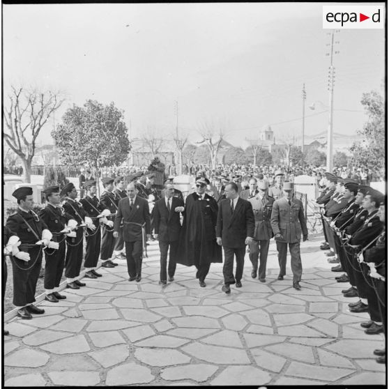 Arrivée de Paul Delouvrier et du préfet Belhaddad à la préfecture de Batna.