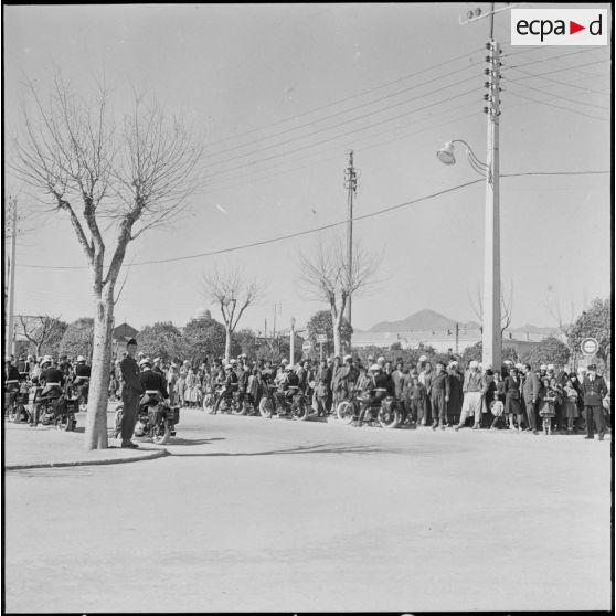 Batna. La foule devant la préfecture.