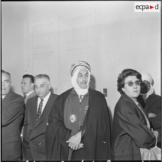 Batna. Un homme décoré assistant au discours des autorités à la préfecture.