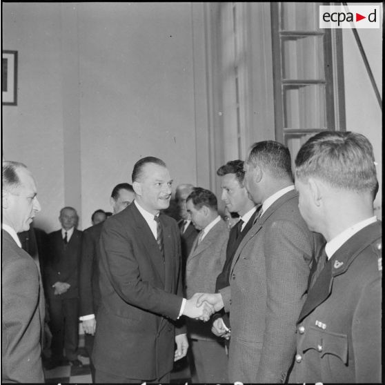 Préfecture de Batna. Paul Delouvrier salue les corps constitués.