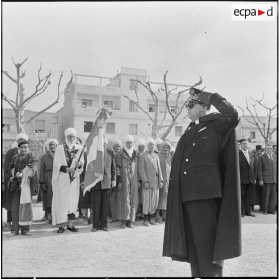 Batna. Le nouveau préfet devant le monument aux morts.