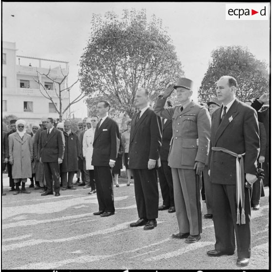 Batna. Les autorités civiles et militaires pendant la cérémonie au monument aux morts.