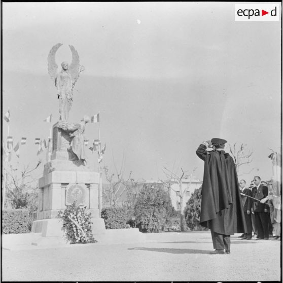 Batna. Le préfet devant le monument aux morts.