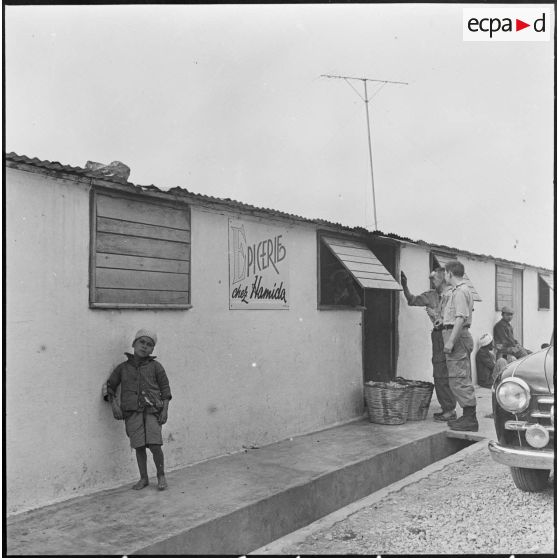 Bordj de La Platriere. Des soldats se rendent à une épicerie.