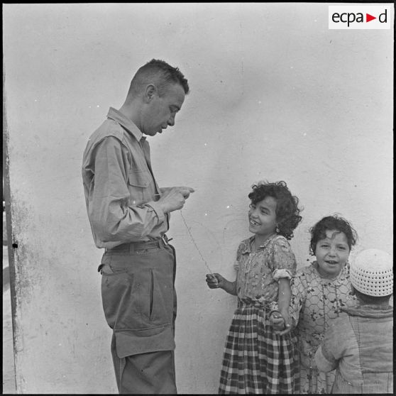 Bordj de La Platriere. Un soldat joue avec des enfants.