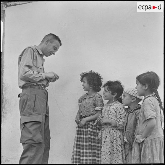 Bordj de La Platriere. Un soldat joue avec des enfants.