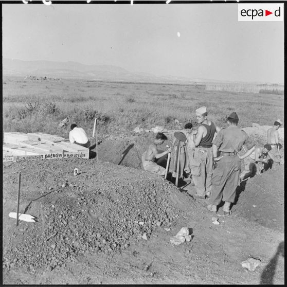 Agadir après le séisme du 29 février 1960. Préparation des sépultures pour enterrer les morts.