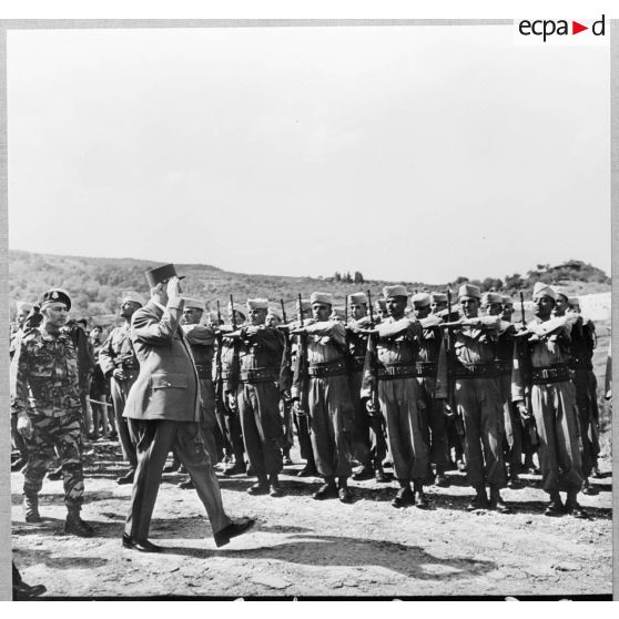 Catinat. Le général de Gaulle salue des soldats.
