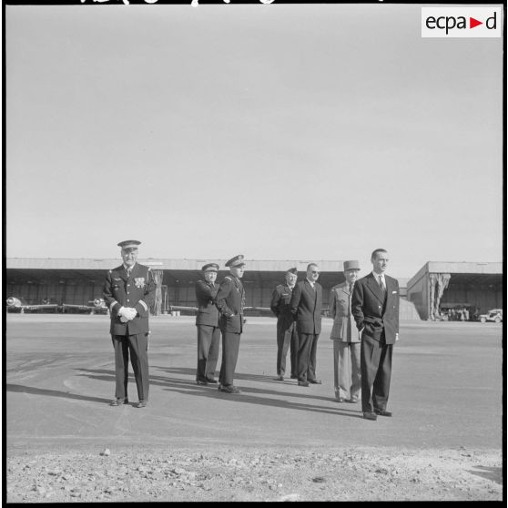 Telergma. Base aérienne opérationnelle (BAO) n°211. Les autorités attendent le général de Gaulle.