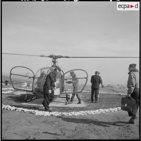 Poste de Commandement (PC) Domino, dans la zone "Pierres précieuses". Arrivée des autorités.