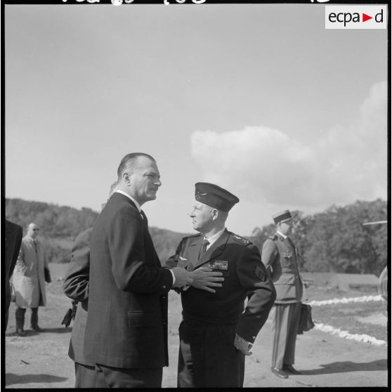 Poste de Commandement (PC) Domino, dans la zone "Pierres précieuses". Paul Delouvrier s'entretient avec le général Challe.