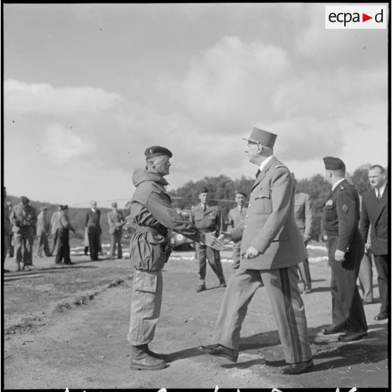 Poste de Commandement (PC) Domino, dans la zone "Pierres précieuses". Le général de Gaulle est accueilli par le colonel Favreau, commandant le 5e régiment étranger d'infanterie (REI).