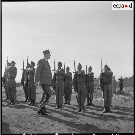 Poste de Commandement (PC) Domino, dans la zone "Pierres précieuses". Le 5e régiment étranger d'infanterie (REI) rend les honneurs au général de Gaulle..