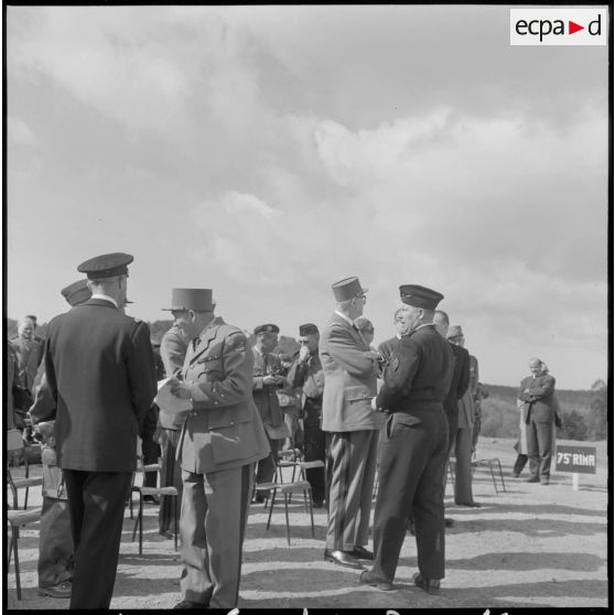 Poste de Commandement (PC) Domino, dans la zone "Pierres précieuses". Le général de Gaulle et les autorités attendent les exposés.