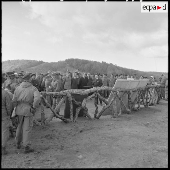 Poste de Commandement (PC) Domino, dans la zone "Pierres précieuses". Les généraux Gandoët et Challe font un exposé sur les dernières opérations au général de Gaulle.