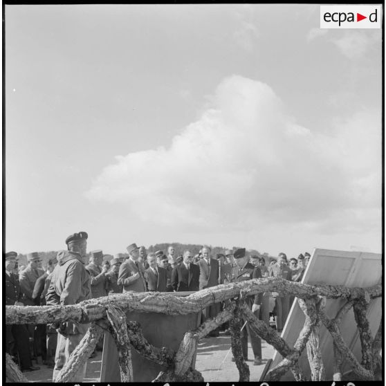 Poste de Commandement (PC) Domino, dans la zone "Pierres précieuses". Les généraux Gandoët et Challe font un exposé sur les dernières opérations au général de Gaulle.