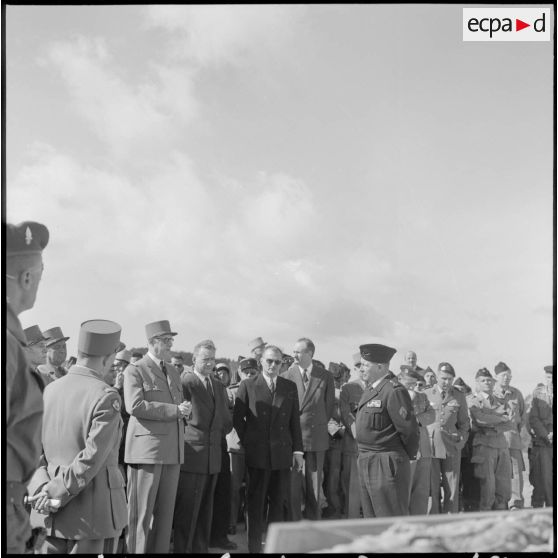 Poste de Commandement (PC) Domino, dans la zone "Pierres précieuses". Les généraux Gandoët et Challe font un exposé sur les dernières opérations au général de Gaulle.