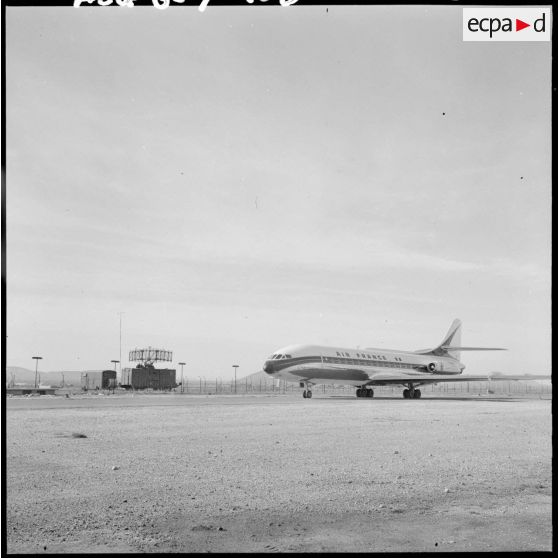 Telergma. Base aérienne opérationnelle (BAO) n°211. Arrivée du général de Gaulle dans un avion Air France.