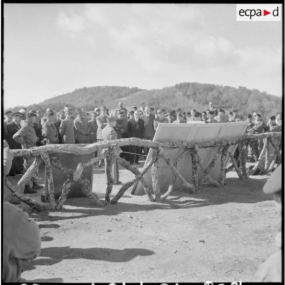 Poste de Commandement (PC) Domino, dans la zone "Pierres précieuses". Les généraux Gandoët et Challe font un exposé sur les dernières opérations au général de Gaulle.