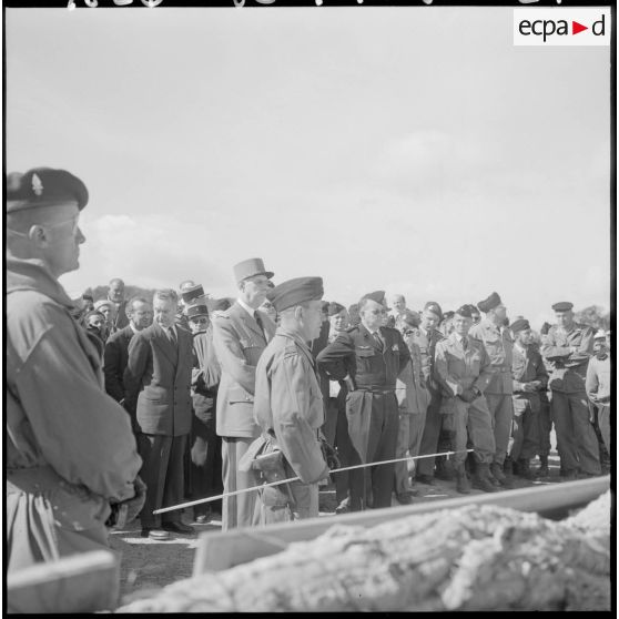 Poste de Commandement (PC) Domino, dans la zone "Pierres précieuses". Le colonel Devrodret fait un exposé sur les dernières opérations au général de Gaulle.