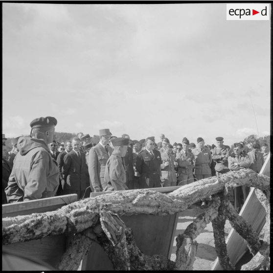 Poste de Commandement (PC) Domino, dans la zone "Pierres précieuses". Le colonel Devrodret fait un exposé sur les dernières opérations au général de Gaulle.