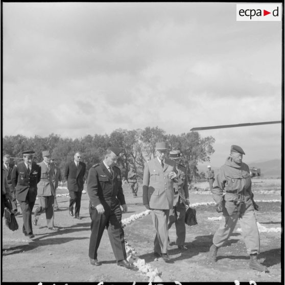 Poste de Commandement (PC) Domino, dans la zone "Pierres précieuses". Le général de Gaulle s'en va suivi des autorités.