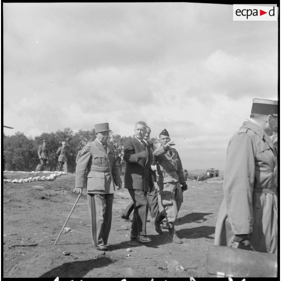 Poste de Commandement (PC) Domino, dans la zone "Pierres précieuses". Pierre Messmer et le général Gandoët s'en vont.