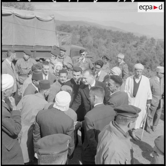 Poste de Commandement (PC) Domino, dans la zone "Pierres précieuses". Paul Delouvrier salue des hommes.