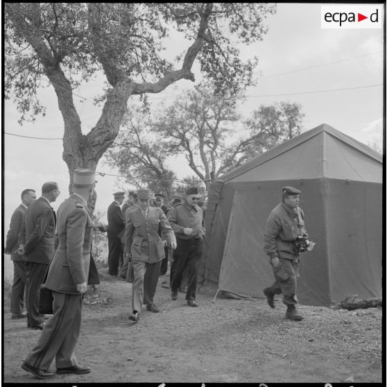 Catinat. Arrivée du général Ely suivi des autorités.