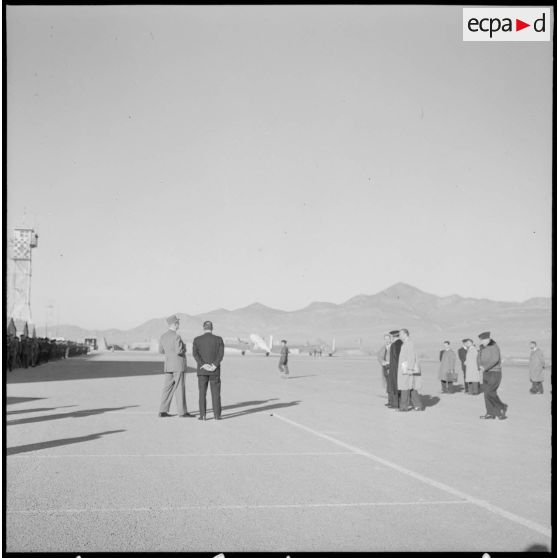 Menaâ. Le général de Gaulle s'entretient avec Paul Delouvrier sur le terrain d'aviation.