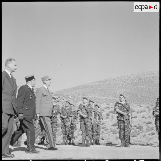Menaâ. Pierre Messmer et le général de Gaulle inspectent les troupes.