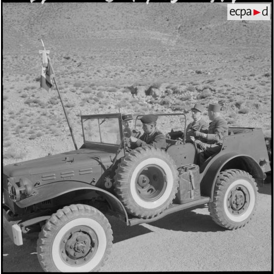 Menaâ. Le général de Gaulle à bord d'un command-car pour se rendre à la section administrative spécialisée (SAS).