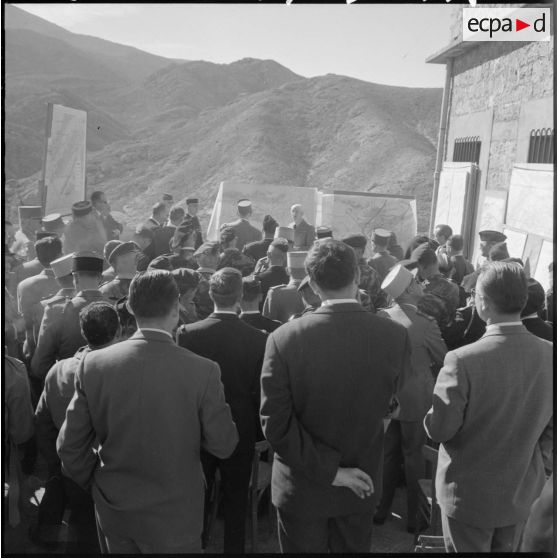 Menaâ. Le commandant du secteur expose au général de Gaulle la situation militaire de cette région.